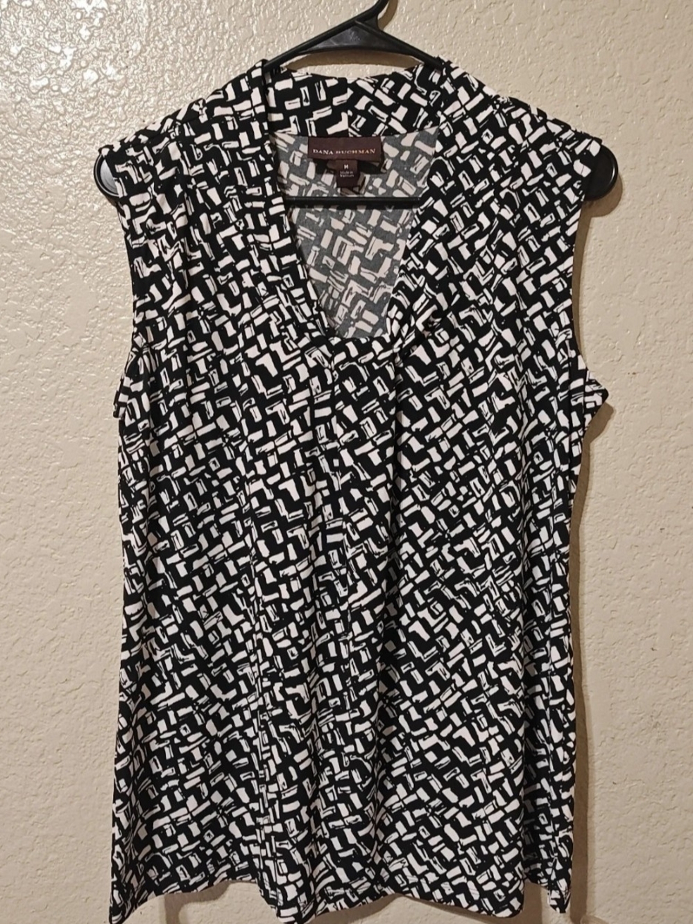 Dana Buchman Black & White V-Neck Sleeveless Geometric Camisole